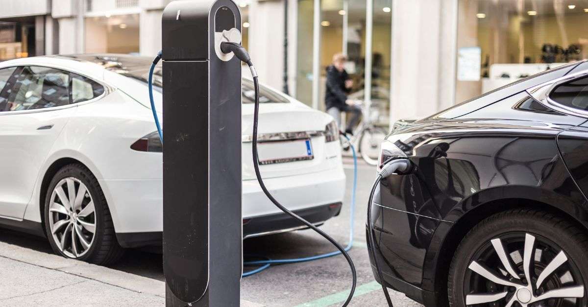 voiture électrique en train de charger à une borne dans la rue