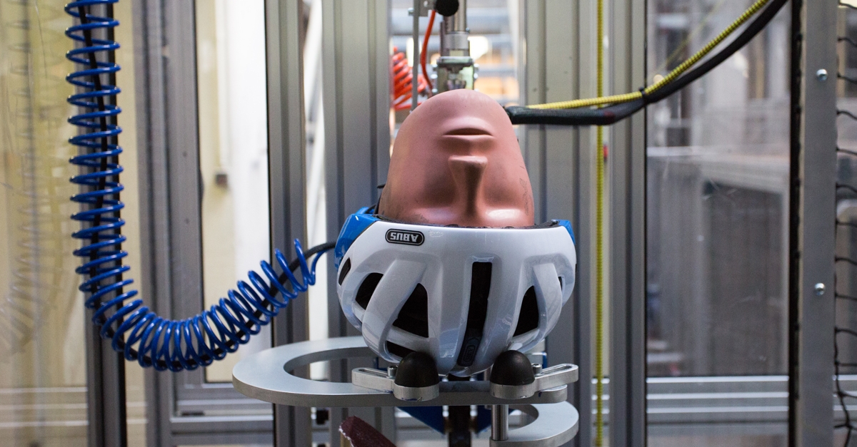 Maltraiter les casques pour une sécurité meilleure