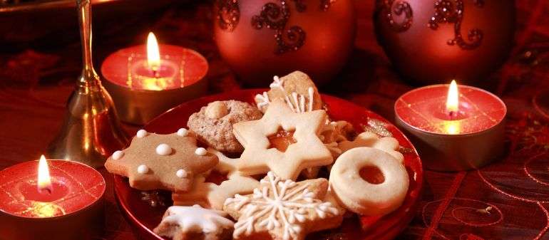 biscuits, bougies et boules de Noël