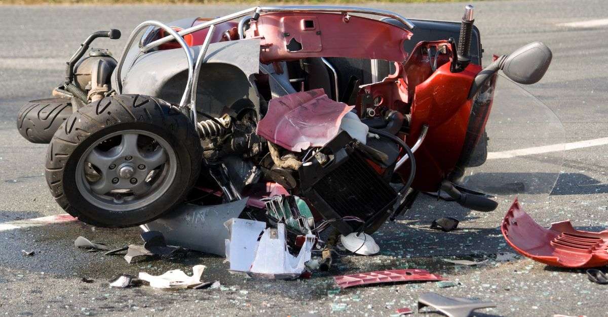 Motorcycle rouge accidenté sur la route