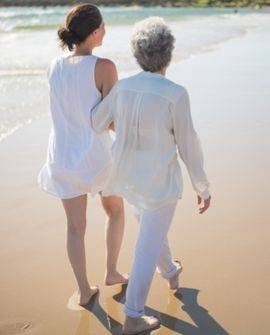 Une femme senior et une jeune femme qui se baladent en bord de mer