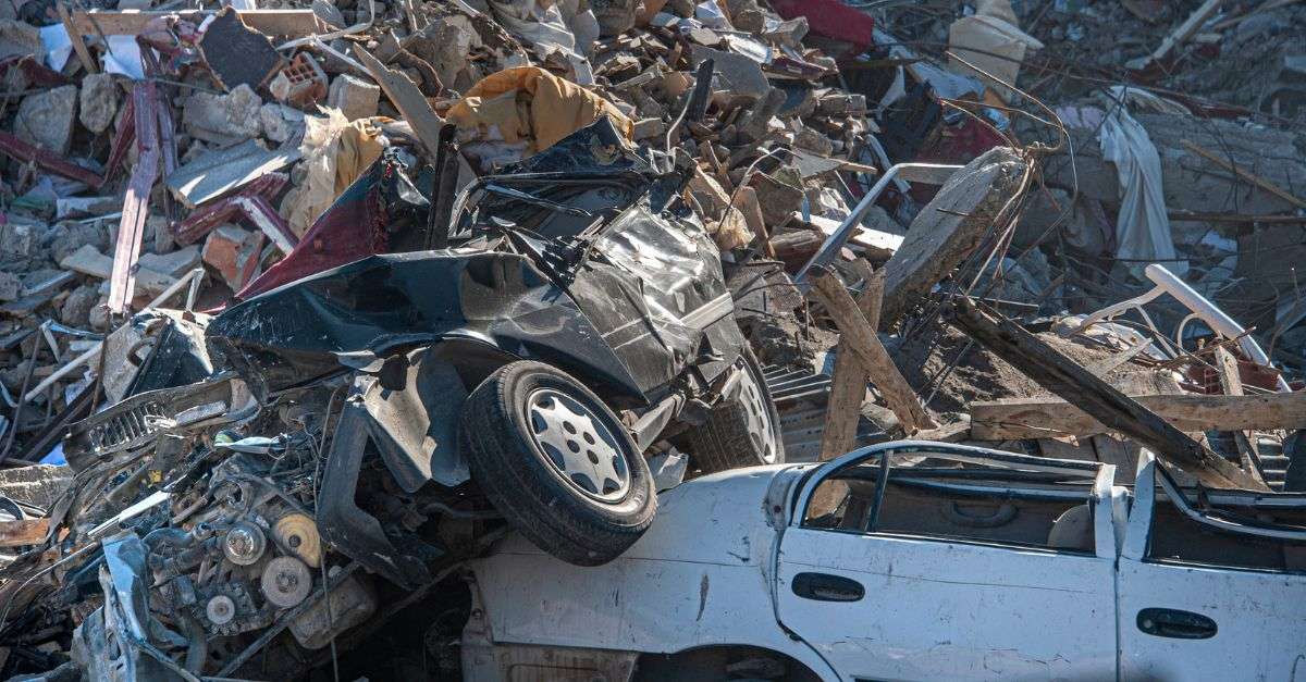 Voiture enterrée sous des décombres suite séisme