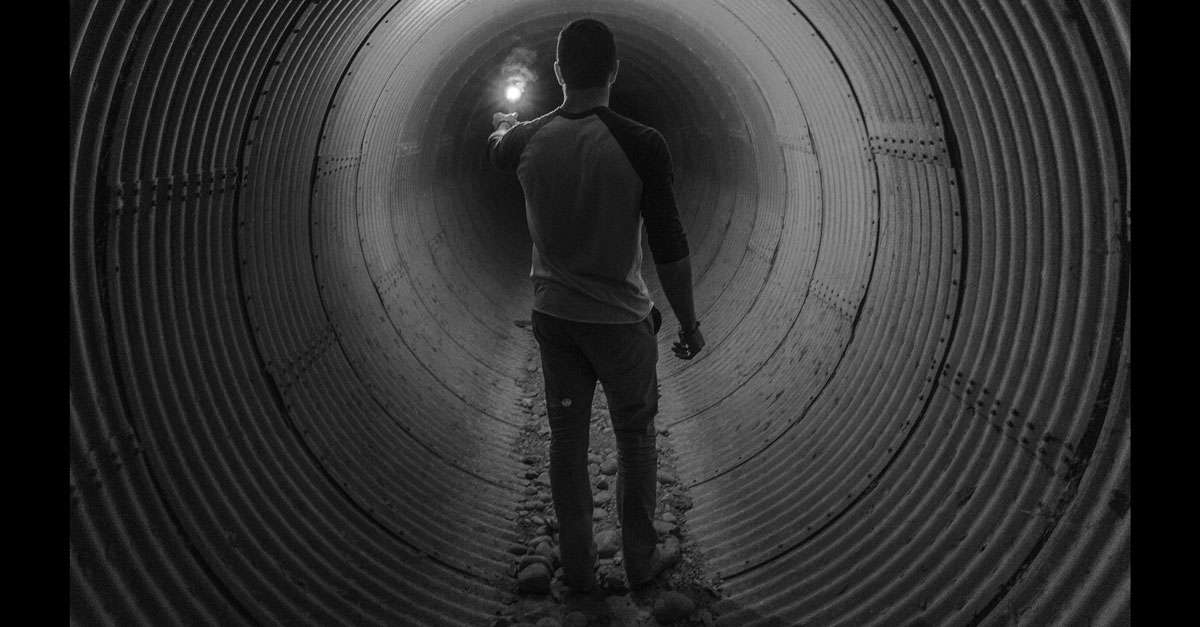 homme dans tunnel 