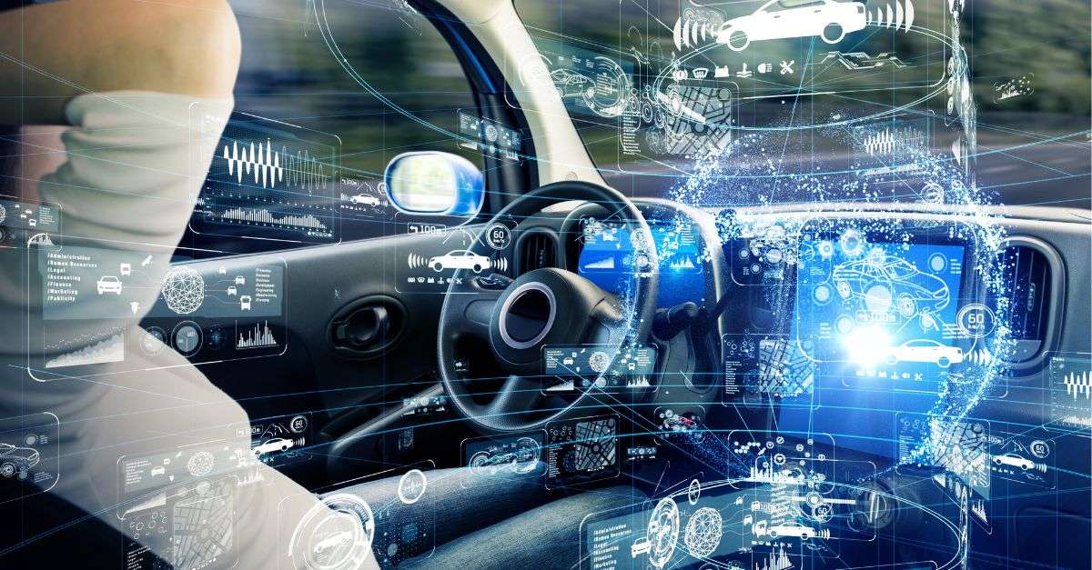 conductrice dans une voiture autonome futuriste