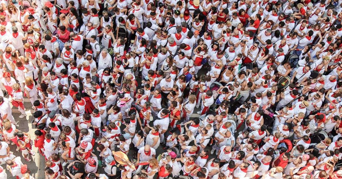 Foule lors de la fête de Pampelune en Espagne