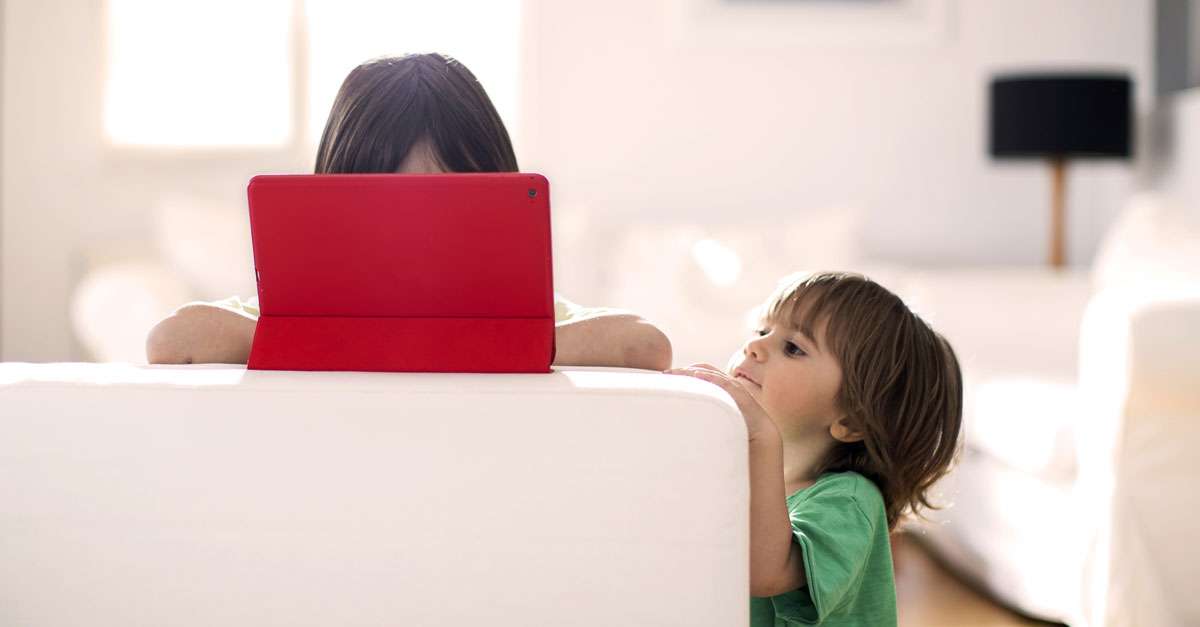 deux enfants qui utilise une tablette