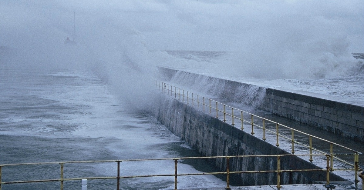 tempête en bord de mer avec des vagues importantes