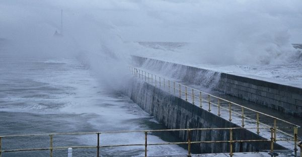 Tempêtes et vagues font bon ménage