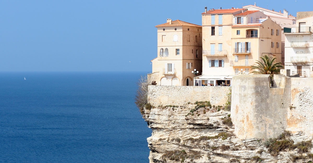 Villas méditerranéens construits sur une falaise qui à l'air instable 