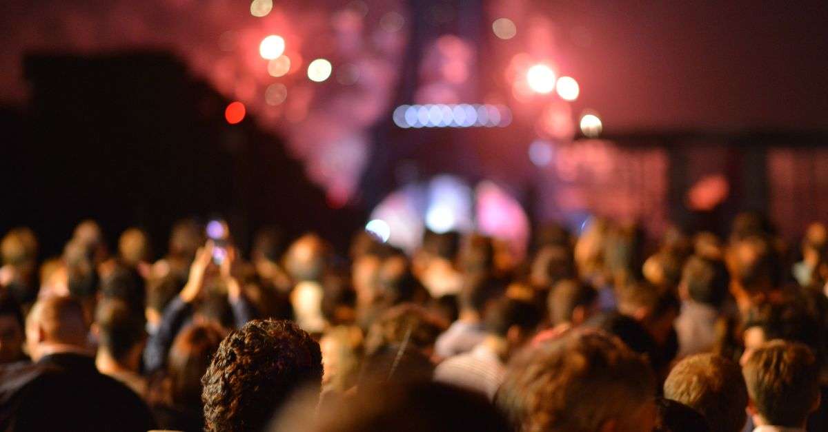 Foule devant la Tour Eiffel pour les fêtes de fin d'année