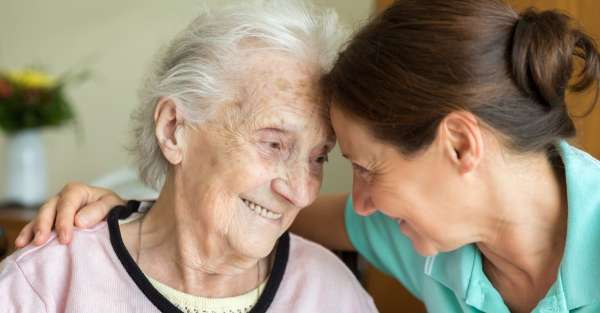 Des ressources de prévention des chutes pour les aidants des seniors