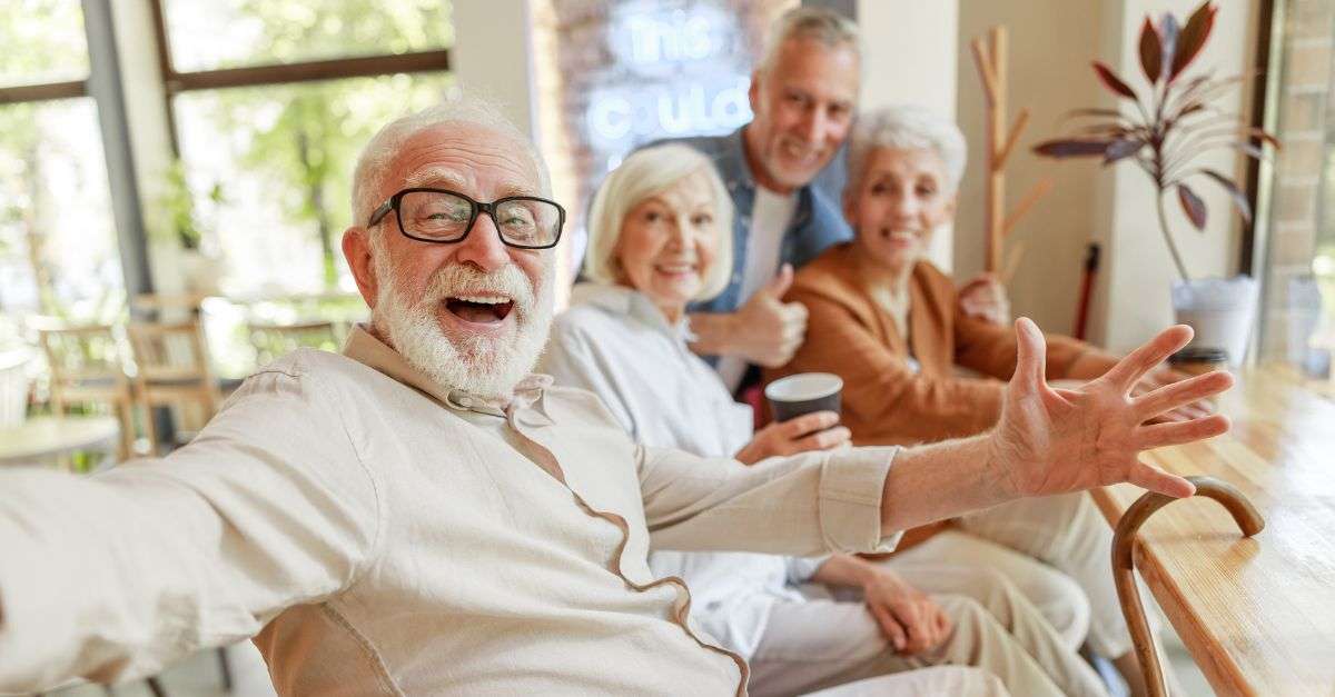 seniors souriant assis