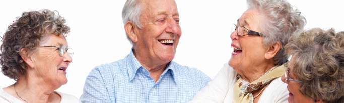 seniors souriant assis