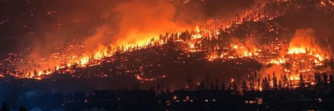 méga-feux qui avance vers l'interface forêt-habitation