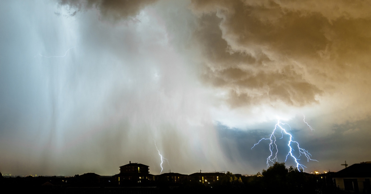 les éclairs frappant une ville lors d'un orage important