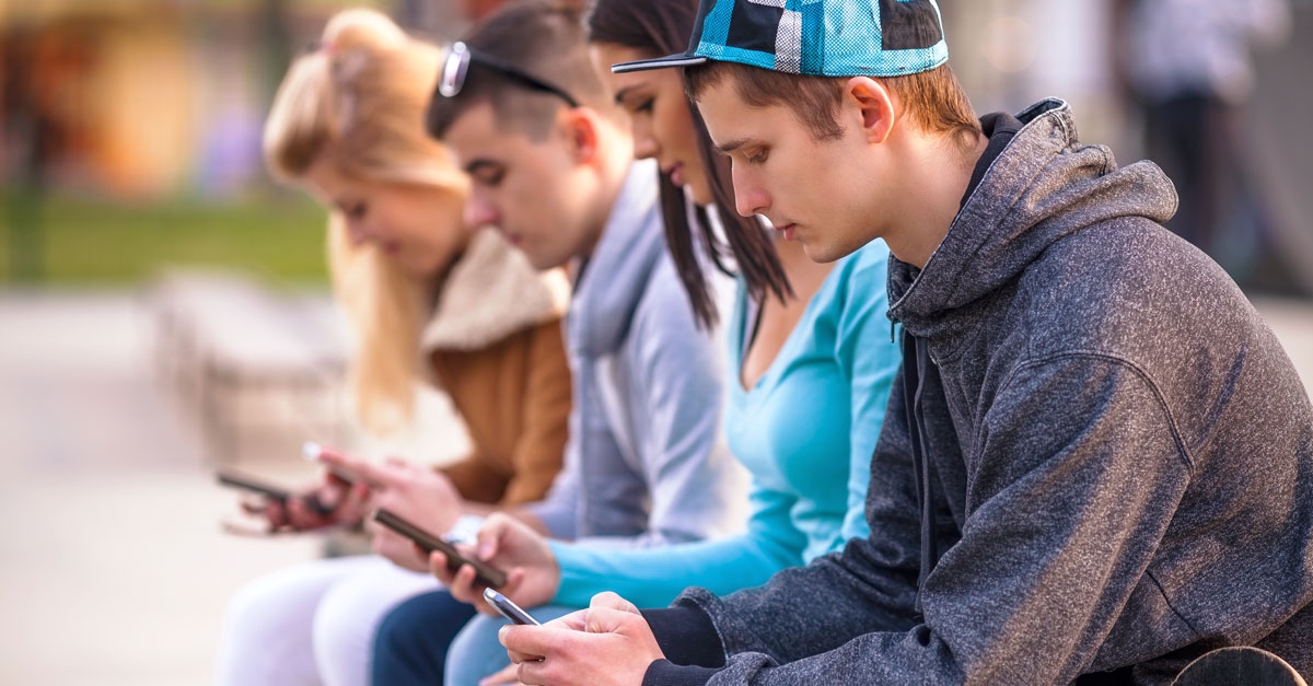 4 adolescents cloués à leurs smartphones