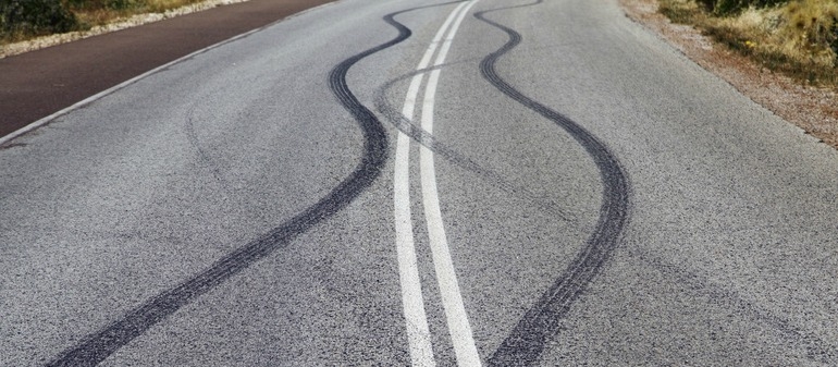 traces de pneu d'une voiture en perte de contrôle