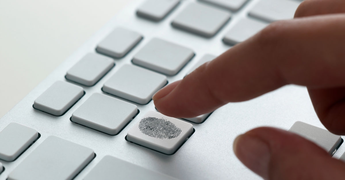 un doigt qui type sur un clavier blanc
