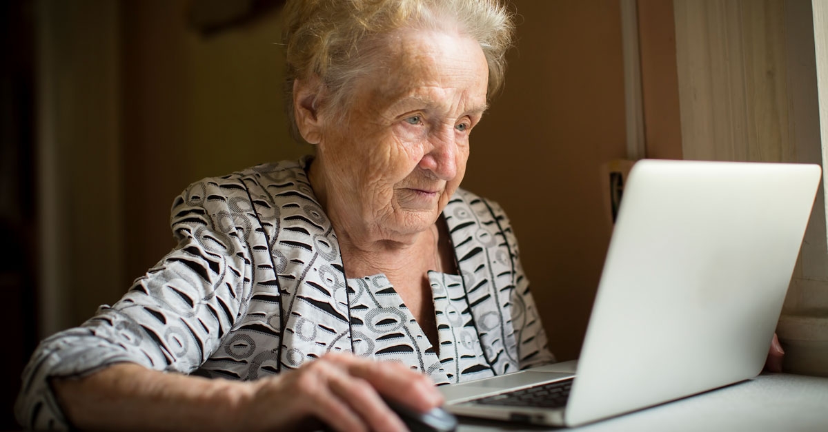 une vieille dame qui surfe sur le web