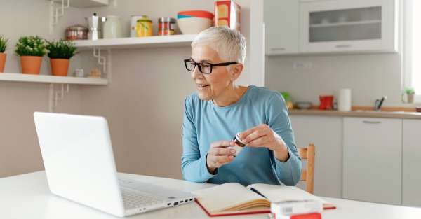 L’automédication sur le net : pratique à risque pour les seniors 