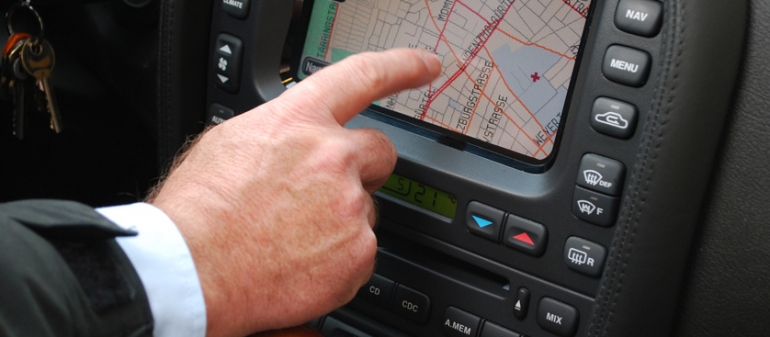 Conducteur qui utilise son gps via un écran tactile