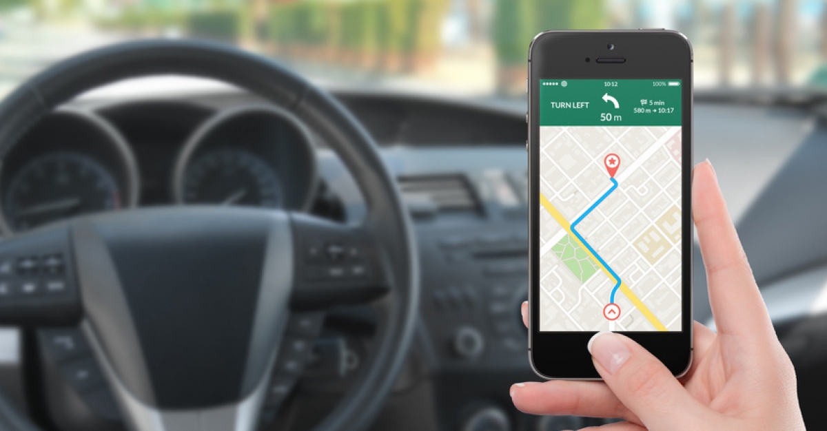 Conducteur qui consultent son smartphone au volant