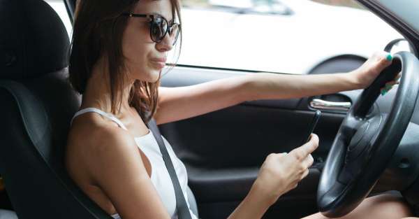 Conductrice qui texte au volant