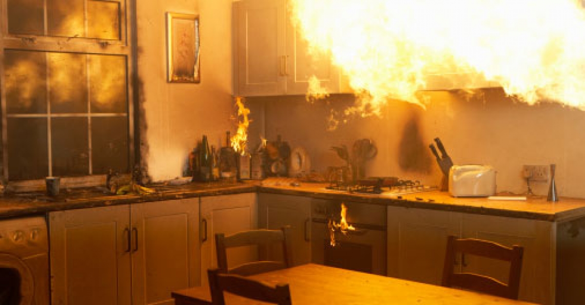 une incendie domestique dans une cuisine