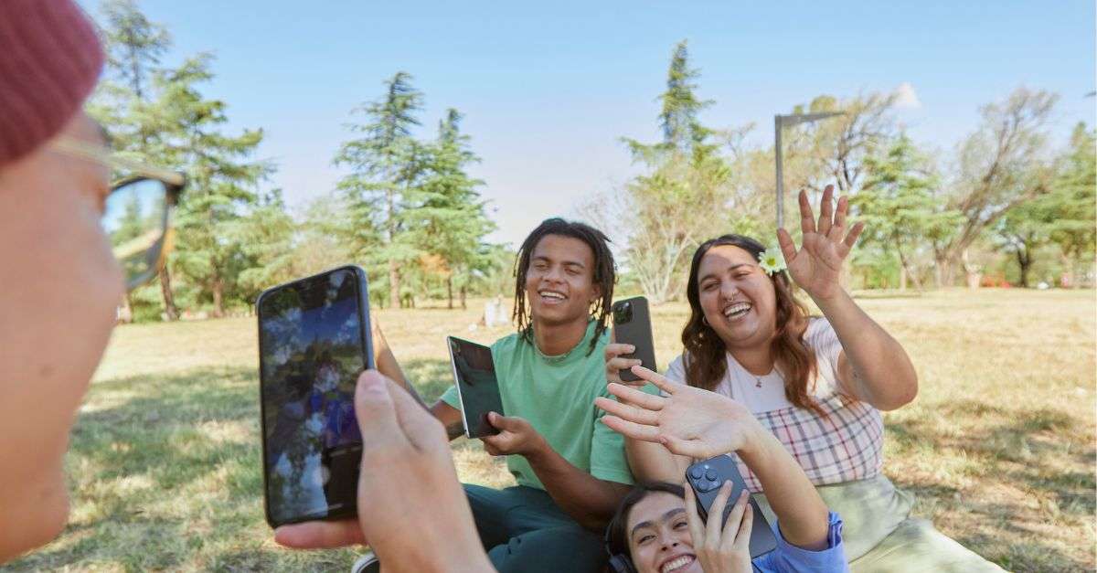 des jeunes tous équipés de smartphone