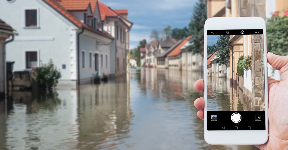 prise de photo avec un smartphone d'une rue inondée avec un niveau d'eau important