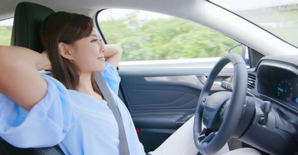 conductrice d'une voiture autonome sans les mains sur le volant