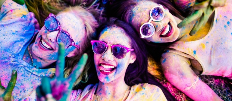 jeunes femmes couverts de peinture lors d'un festival des couleurs