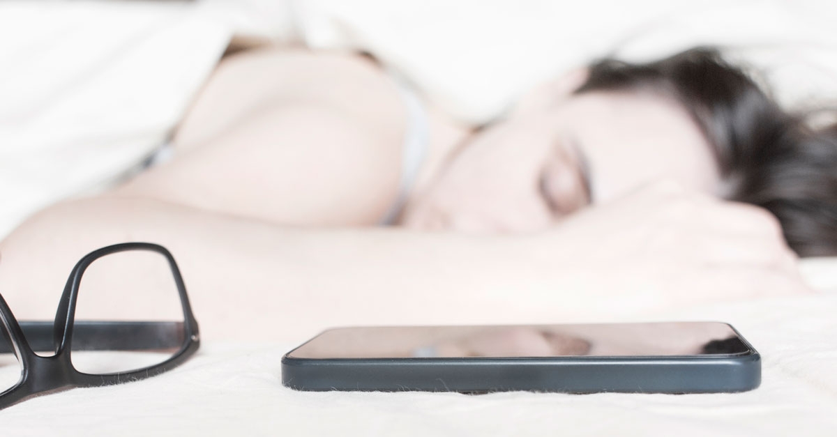 femme qui dort à côté de son smartphone