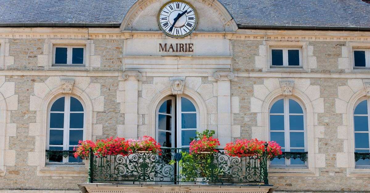 mairie avec balcon fleuri