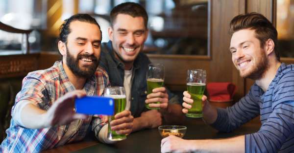 selfie de trois amis en train de boire des bières