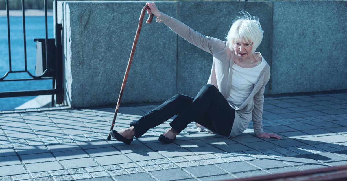 femme senior tombée par terre dans la rue