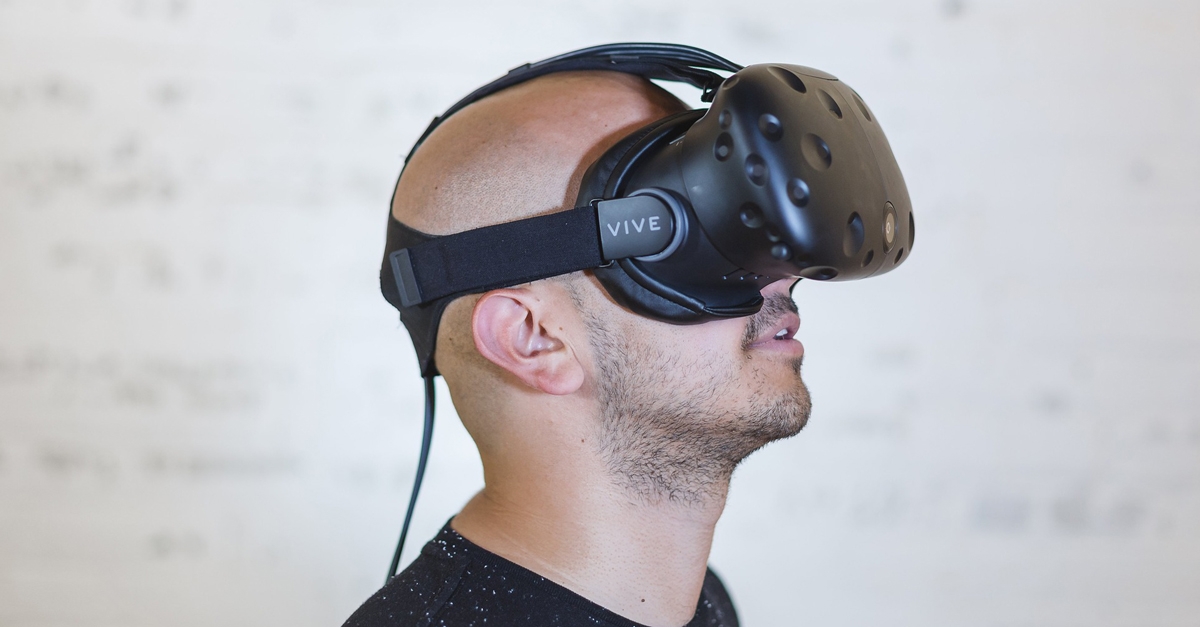 Homme qui porte des lunettes de réalité virtuelle
