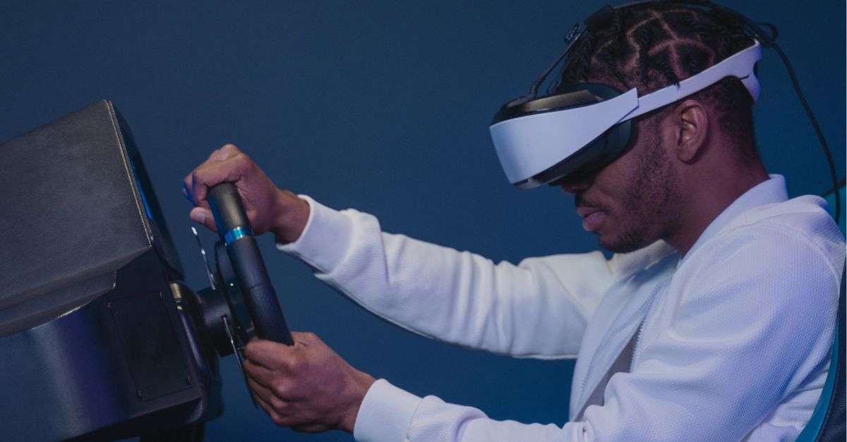 Homme qui porte des lunettes de réalité virtuelle au volant