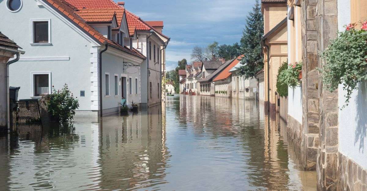 une rue d'un village rural inondée