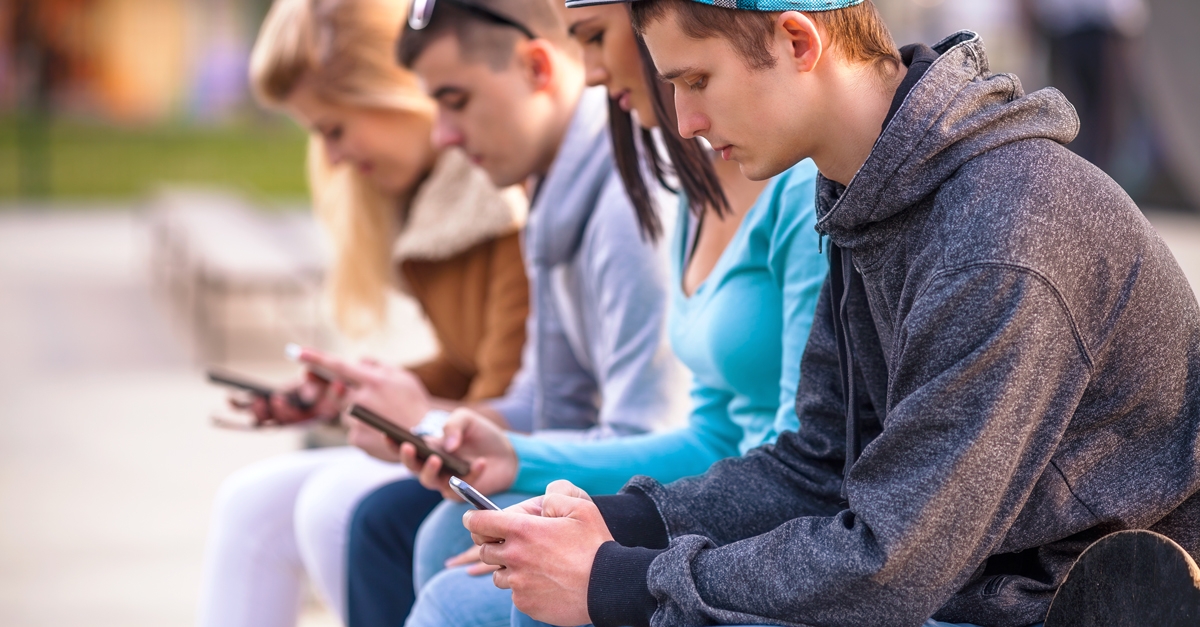 4 adolescents cloués à leurs smartphones