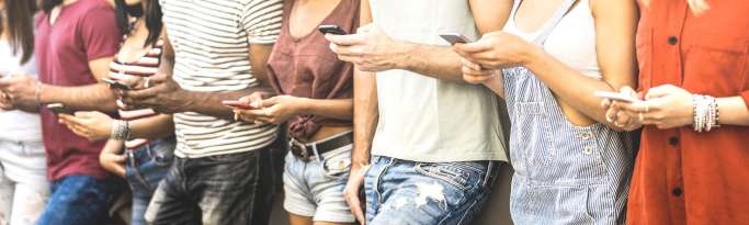 ados souriant, trois qui sont sur smartphone ou tablette, et un ado qui lit un livre