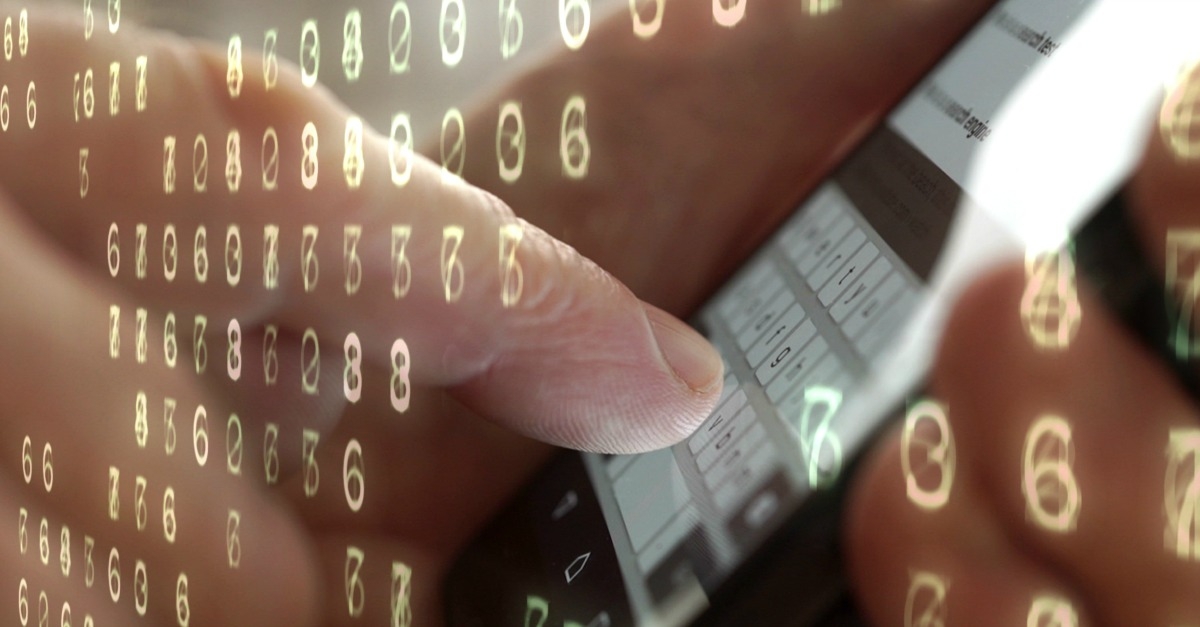 du code binaire informatique avec une incrustation d'un utilisateur de smartphone
