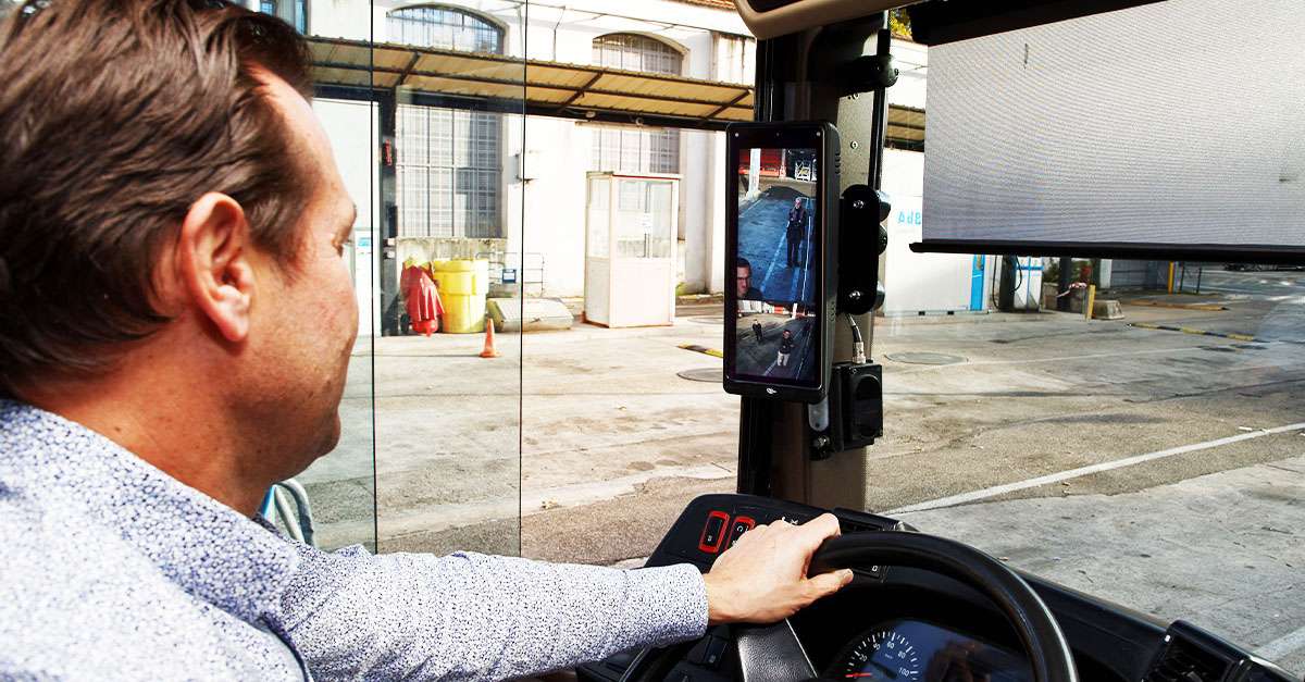 conducteur de bus avec rétrovisionur d'un bus
