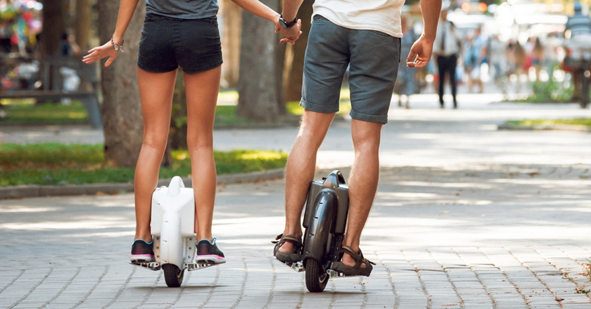 Couple en train de se balader en gyropode
