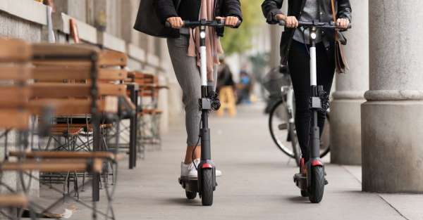 Couple en train de se balader à trottinette