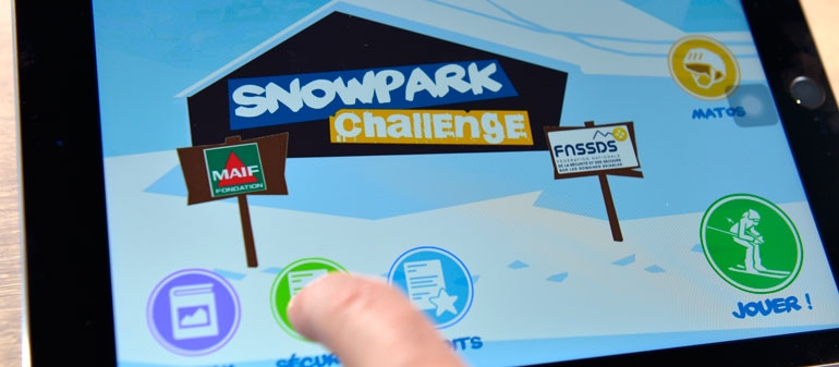 Une personne qui joue à Snowpark Challenge, l'appli gratuite développée pour prévenir les risques en snowpark auprès des jeunes de 8 à 14 ans