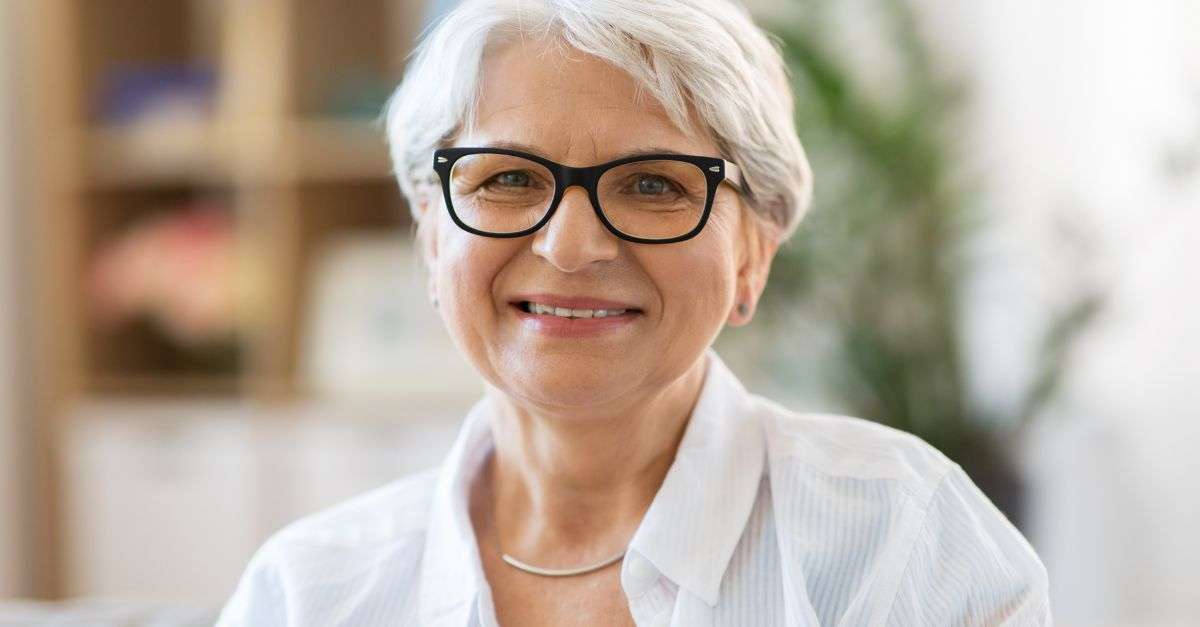 femme senior qui porte des lunettes