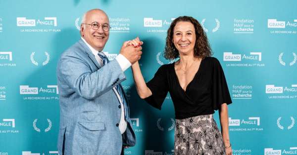 Christian Ponsolle, ancien présidente et Marie-Pierre Élie, nouvelle présidente de la Fondation se tiennent la main. 