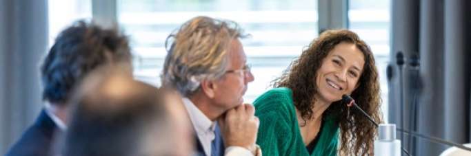 Christian Ponsolle, ancien présidente et Marie-Pierre Élie, nouvelle présidente de la Fondation se tiennent la main. 