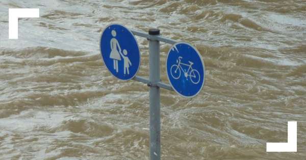 Panneau de signalisation pieton  au milieu d'une inondation